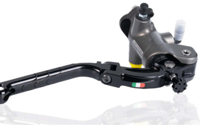 Come installare la pompa freno radiale Accossato sulla mia moto?